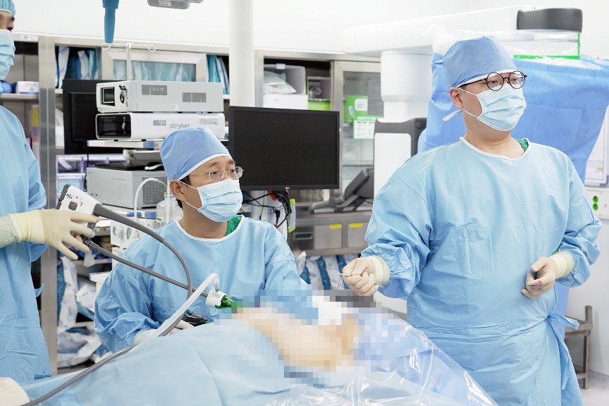 Surgeons performing robot-assisted thyroid surgery